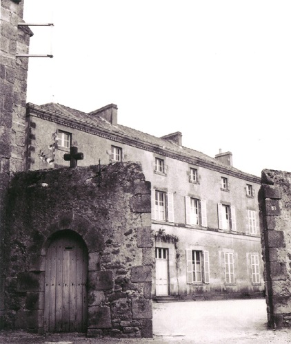 G08 Presbytere et porte ancienne